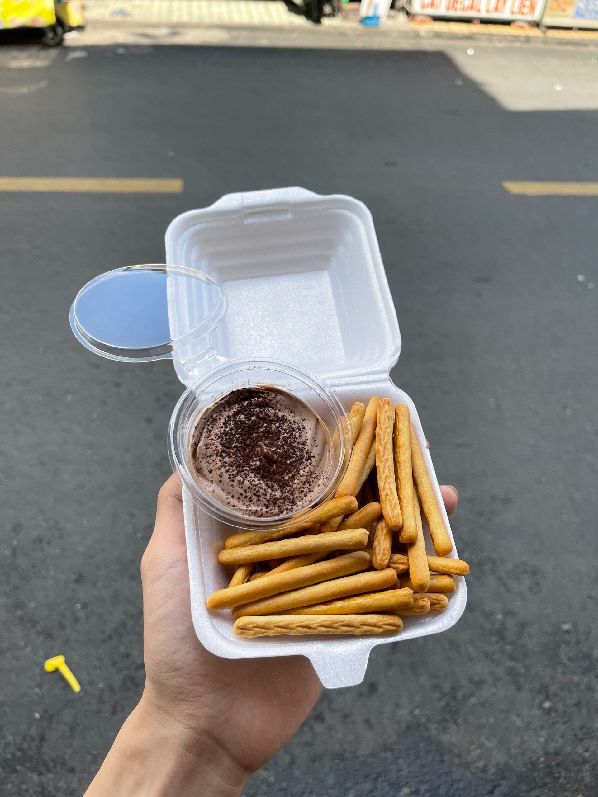 Bánh que sốt tiramisu